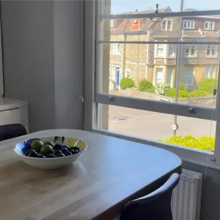 Fashionable 2bd Flat - Redland